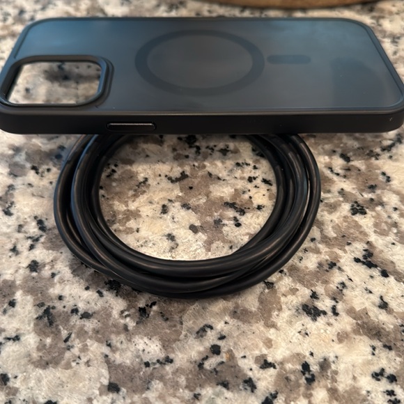 MagSafe Case with Charging Cable Black. - Picture 4 of 6